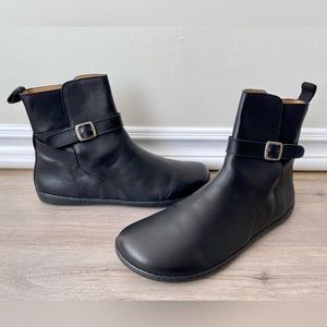 Brand-new Zaqq Riquet Unisex Barefoot Black Leather Buckle Boot (Size 43)